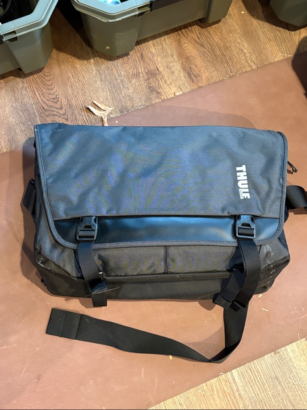 Thule TCDM-101 Covert DSLR Messenger (Dark Shadow)